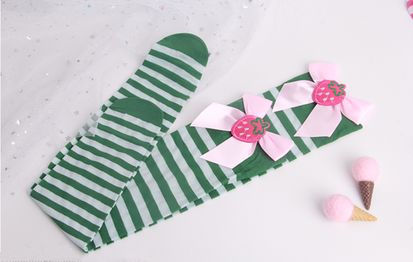Lolita strawberry bow striped knee socks (pair)        YC21419